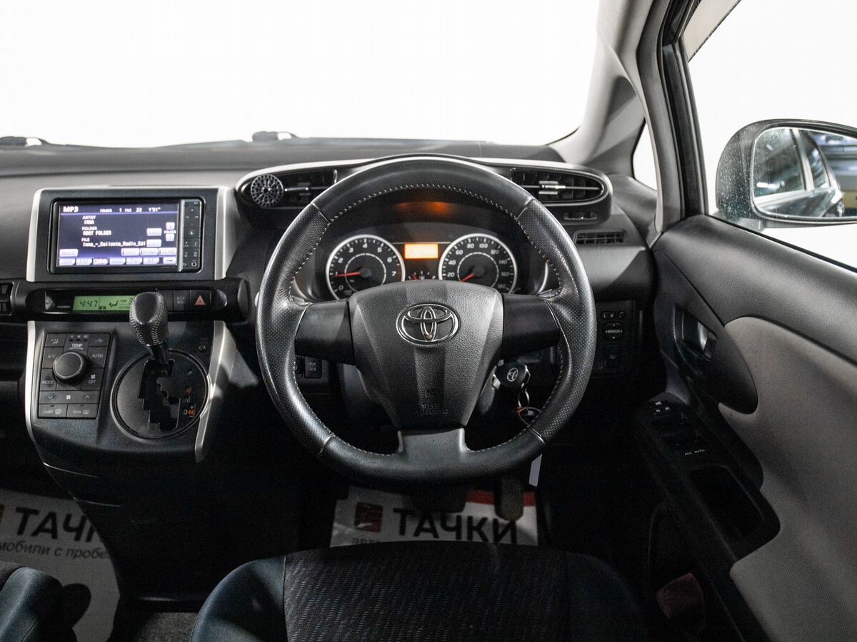 Toyota Wish 2011 - фото автомобиля