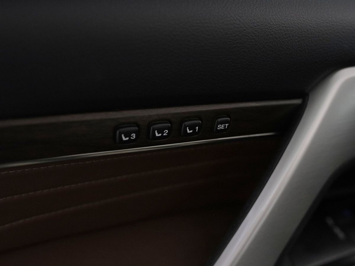 Toyota Land Cruiser 2021 - фото автомобиля