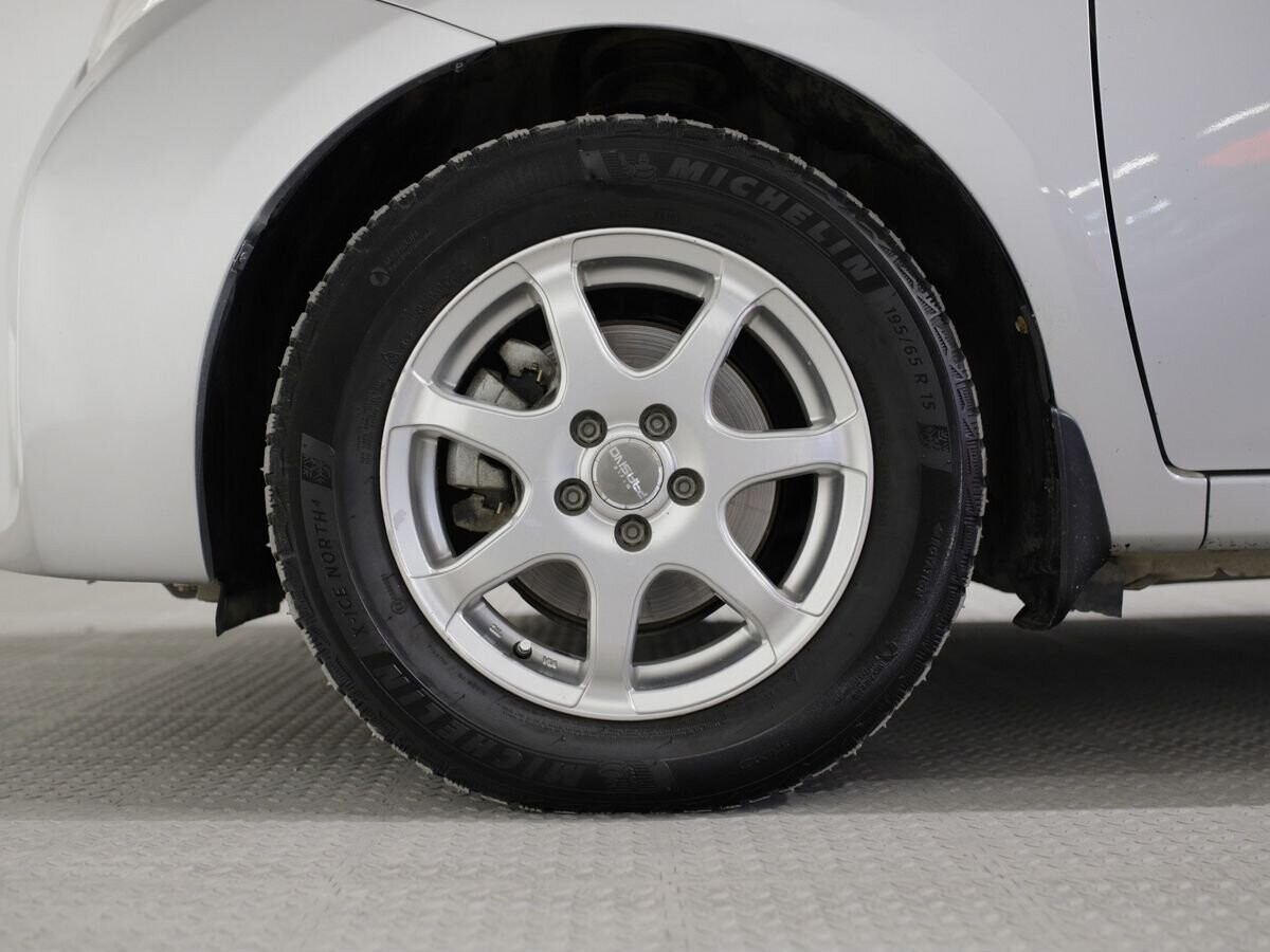 Toyota Ractis 2015 - фото автомобиля