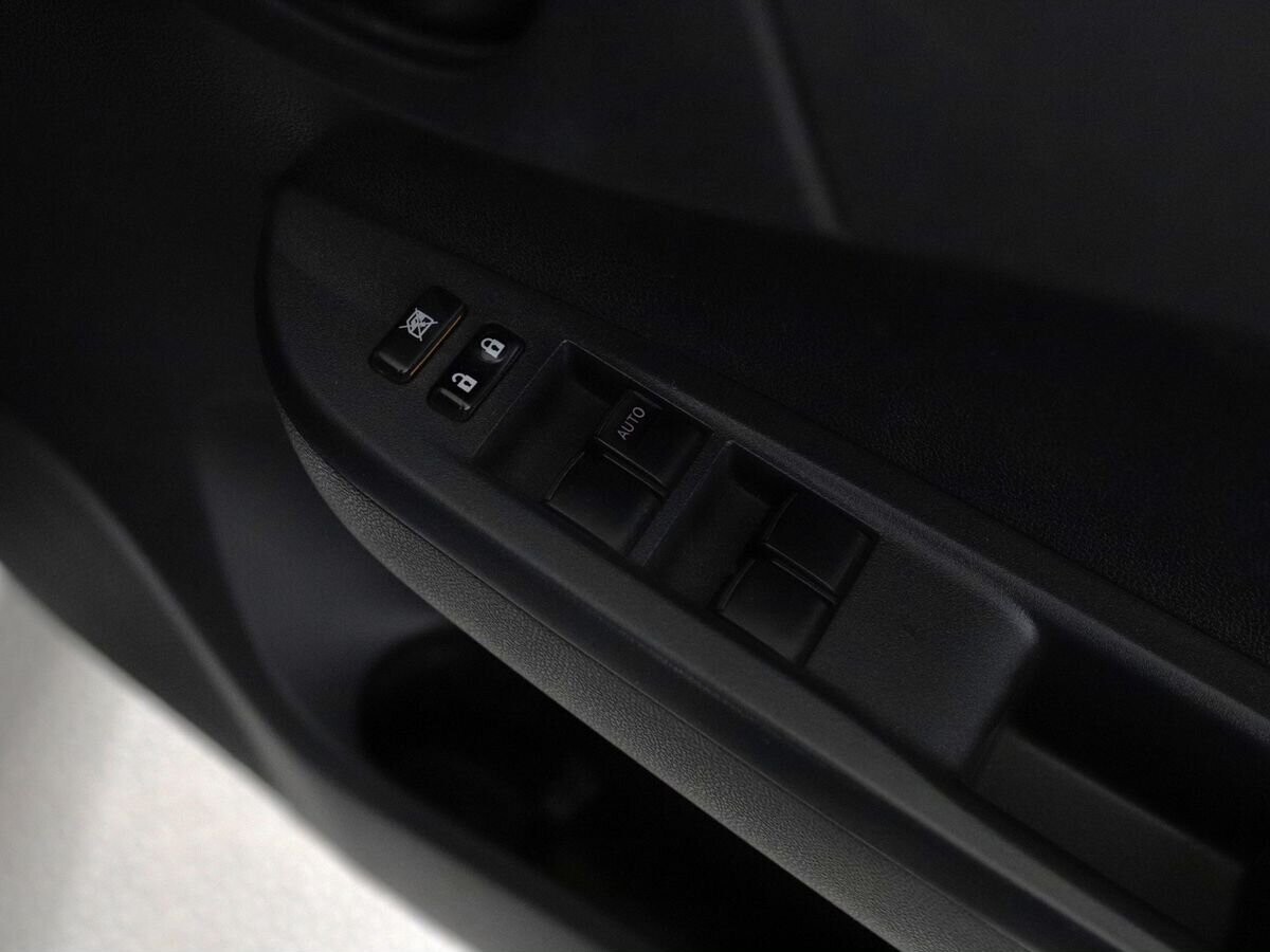 Toyota Ractis 2015 - фото автомобиля