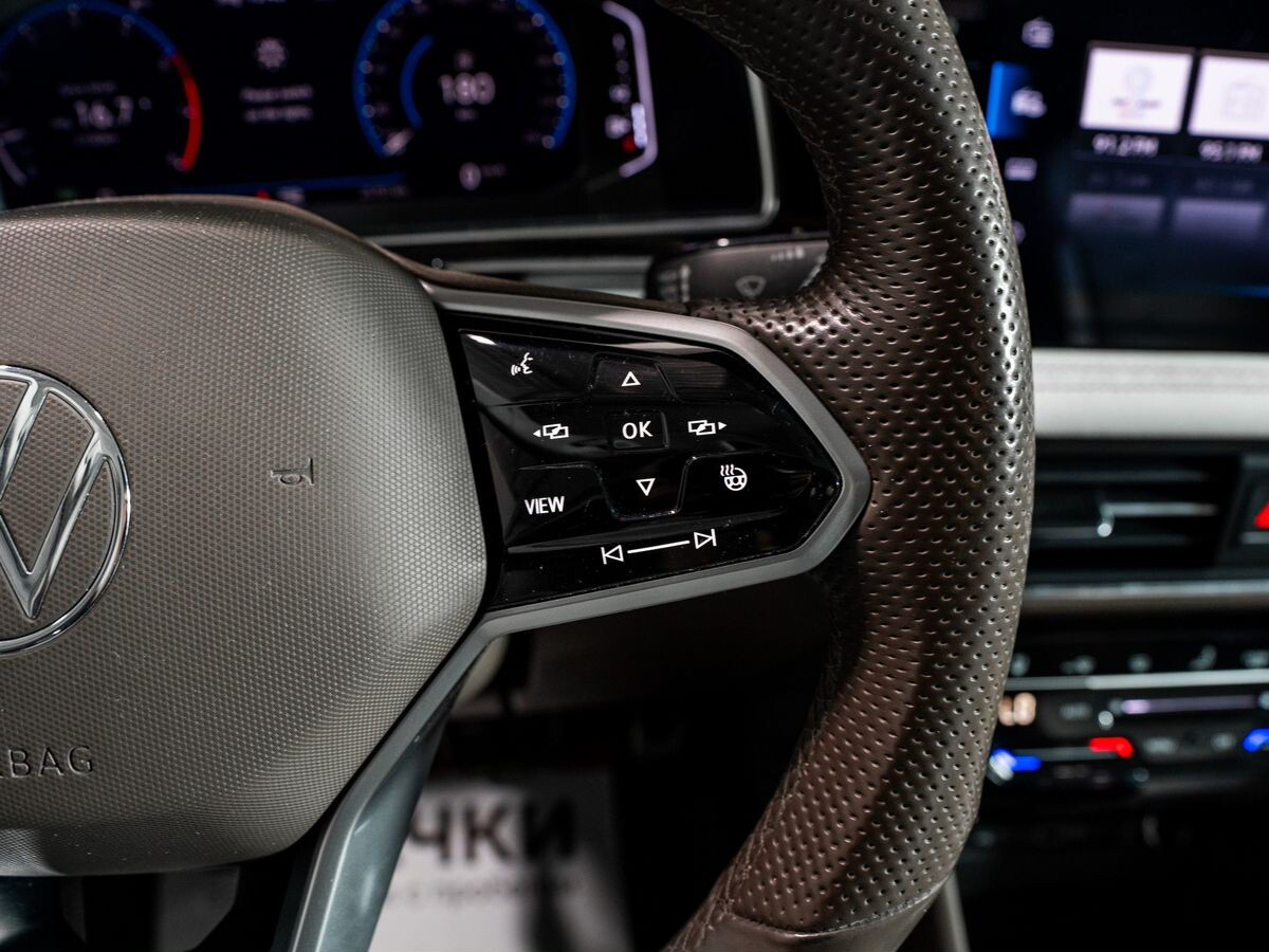 Volkswagen Tiguan 2021 - фото автомобиля