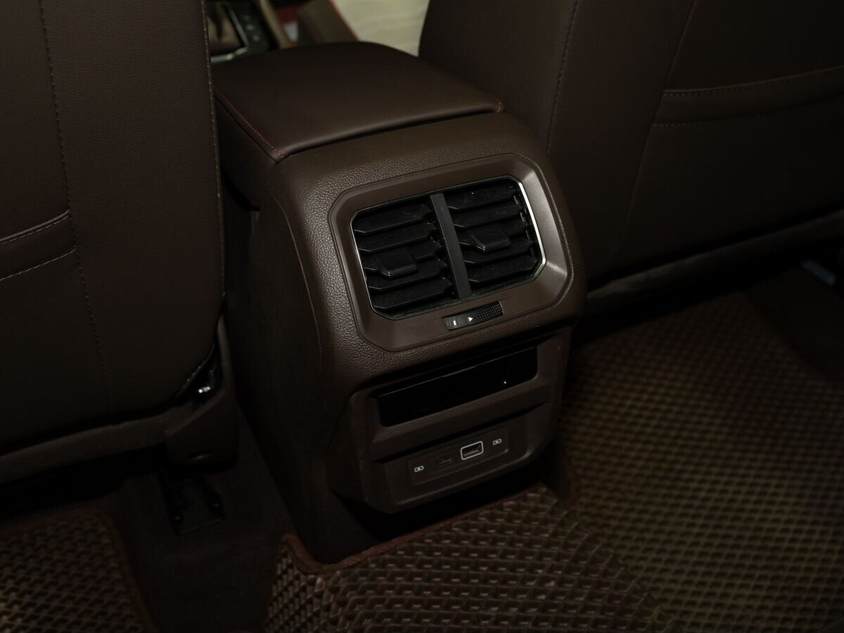 Volkswagen Tiguan 2021 - фото автомобиля