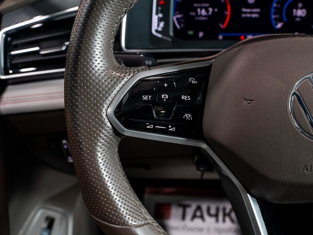 Volkswagen Tiguan 2021 - фото автомобиля