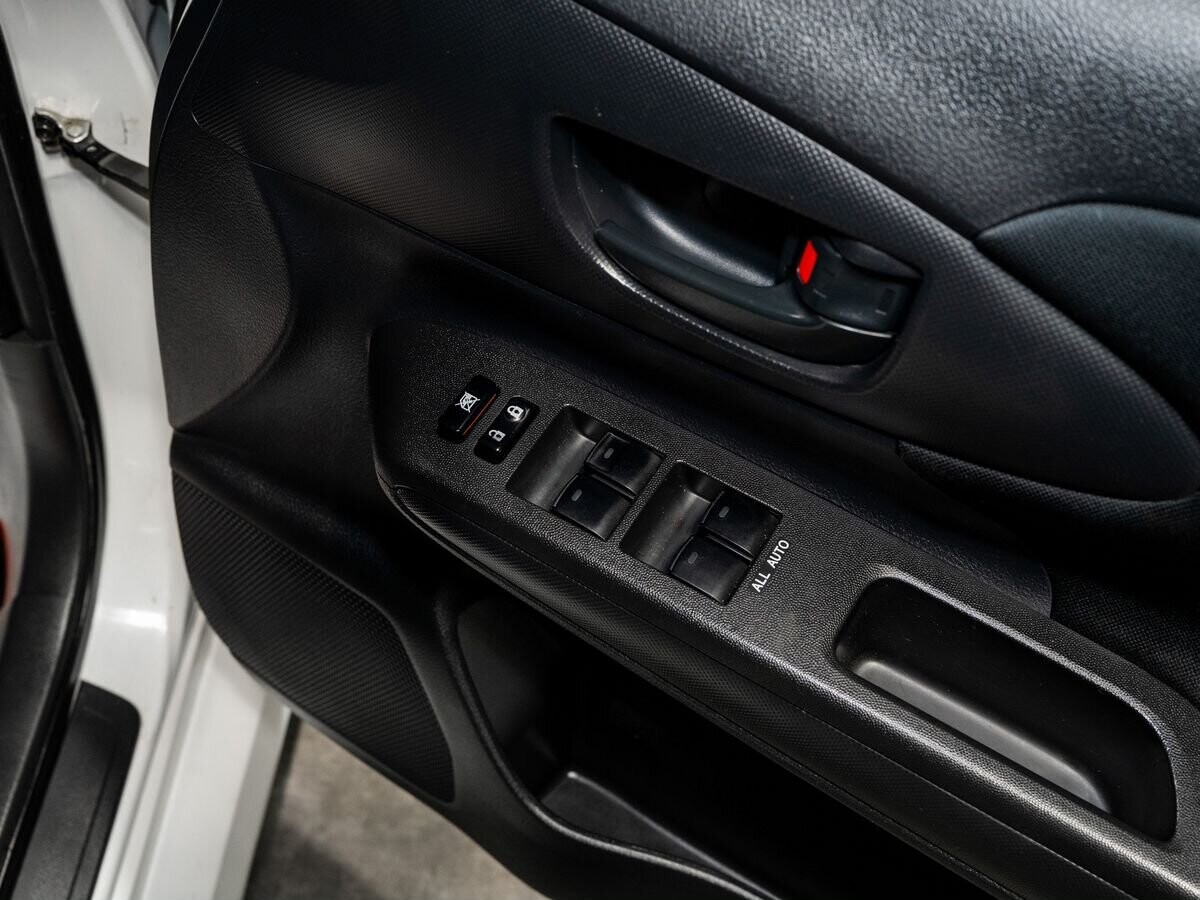 Toyota Wish 2013 - фото автомобиля