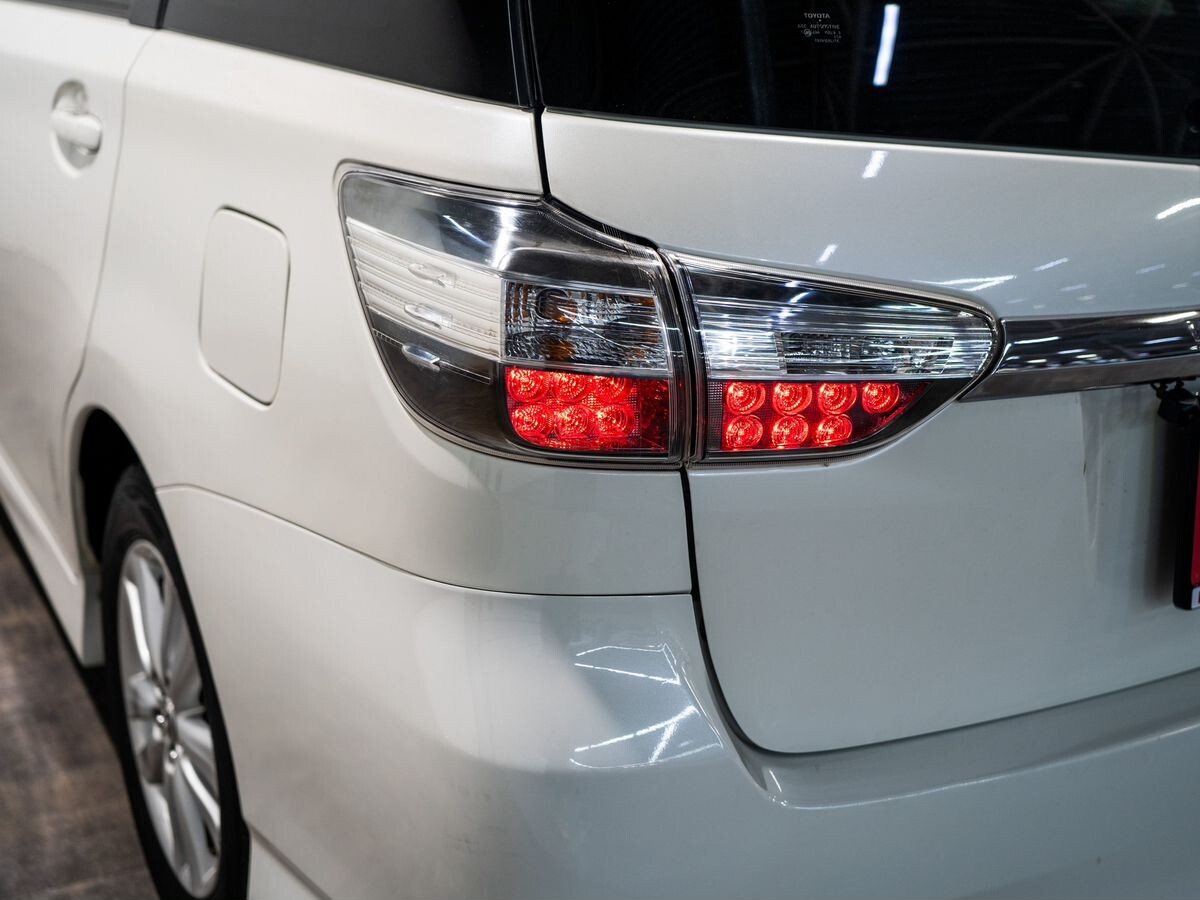 Toyota Wish 2013 - фото автомобиля