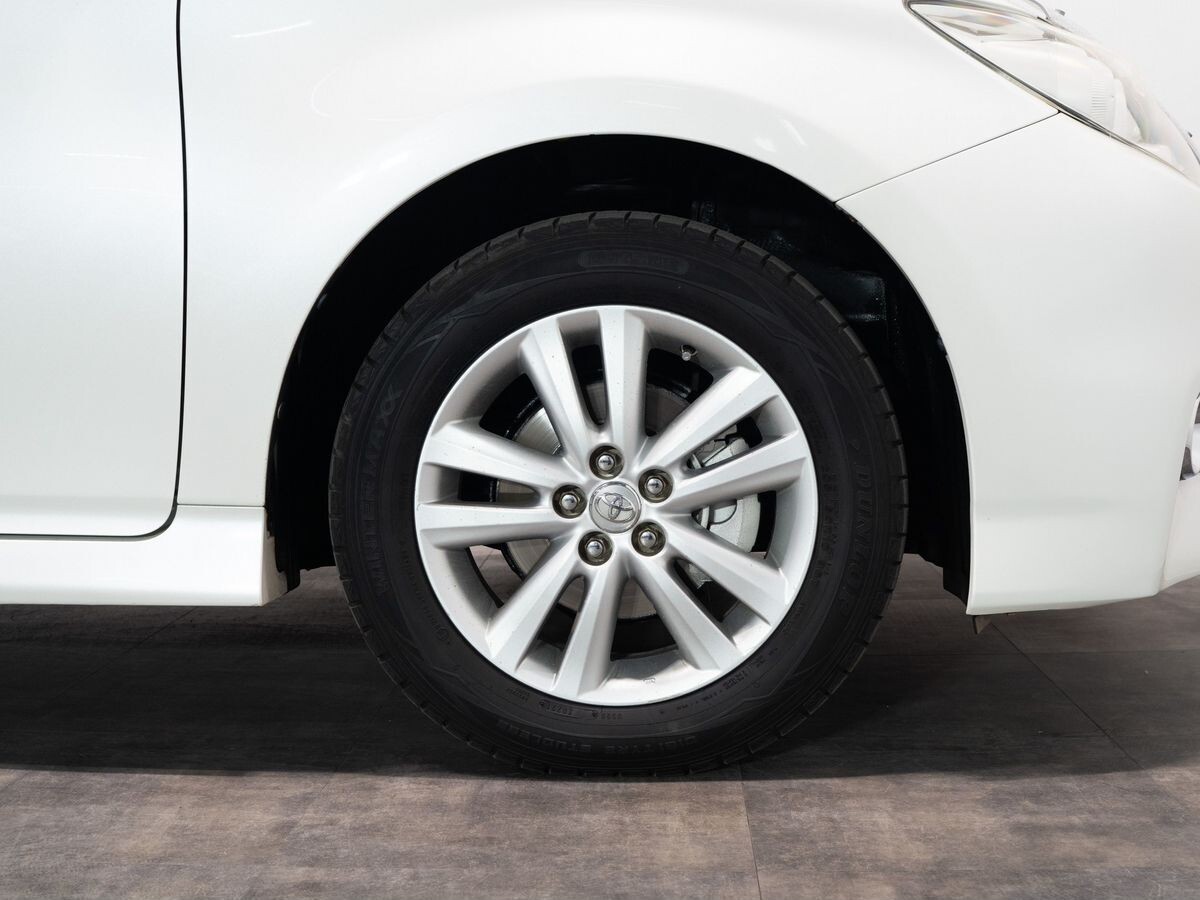 Toyota Wish 2013 - фото автомобиля