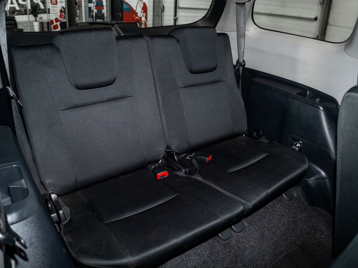 Toyota Wish 2013 - фото автомобиля