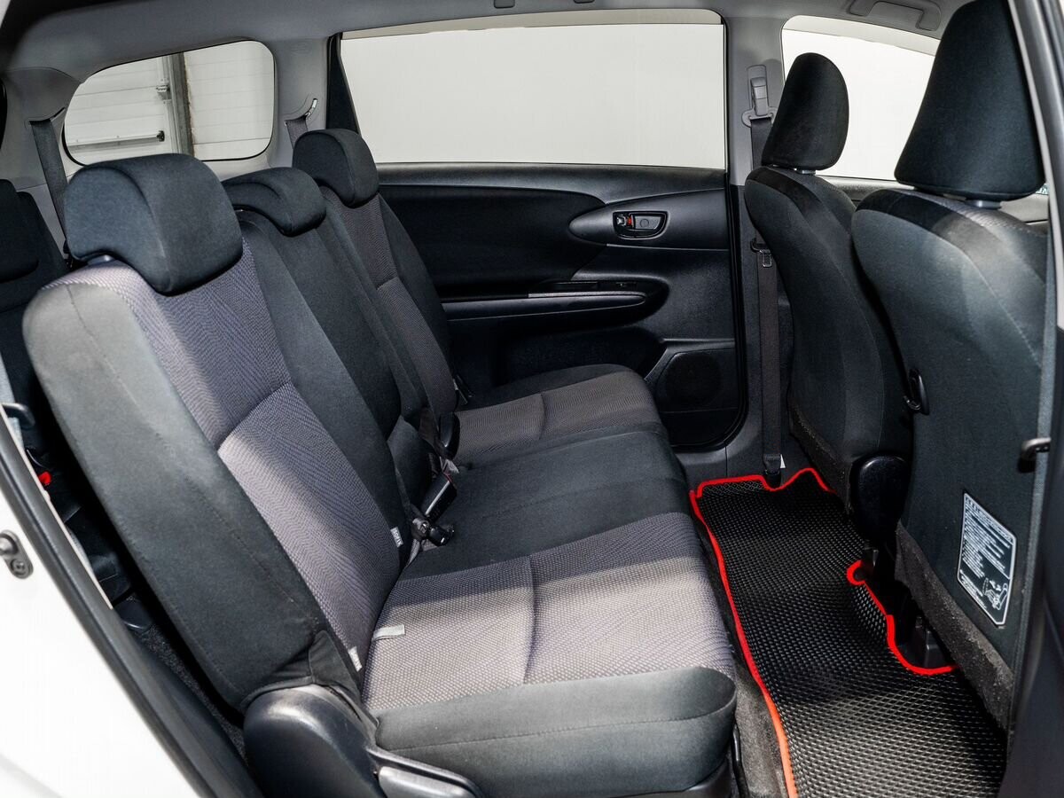 Toyota Wish 2013 - фото автомобиля