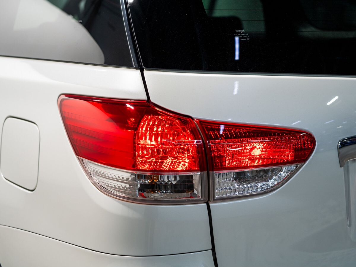 Toyota Wish 2010 - фото автомобиля