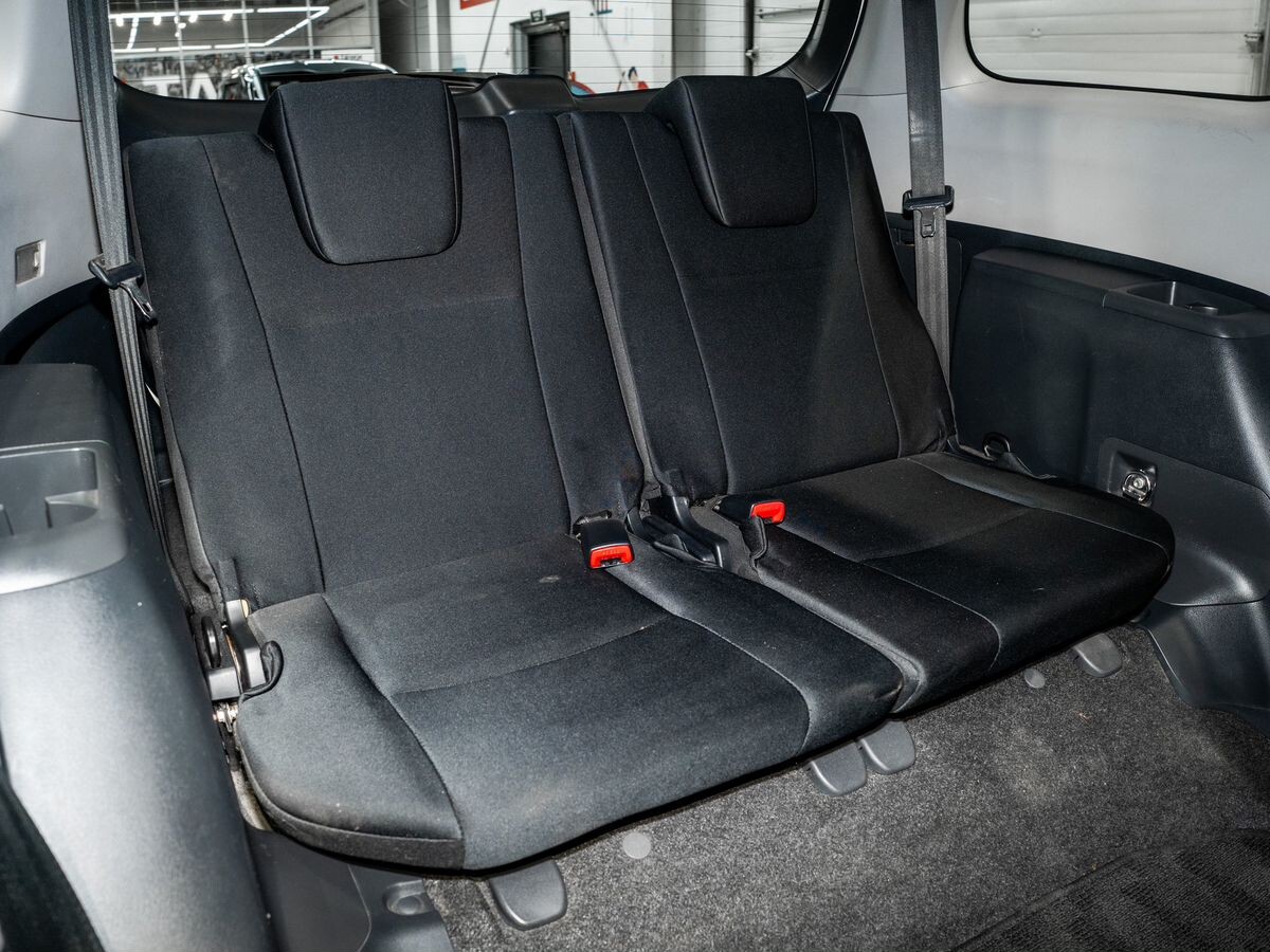 Toyota Wish 2010 - фото автомобиля