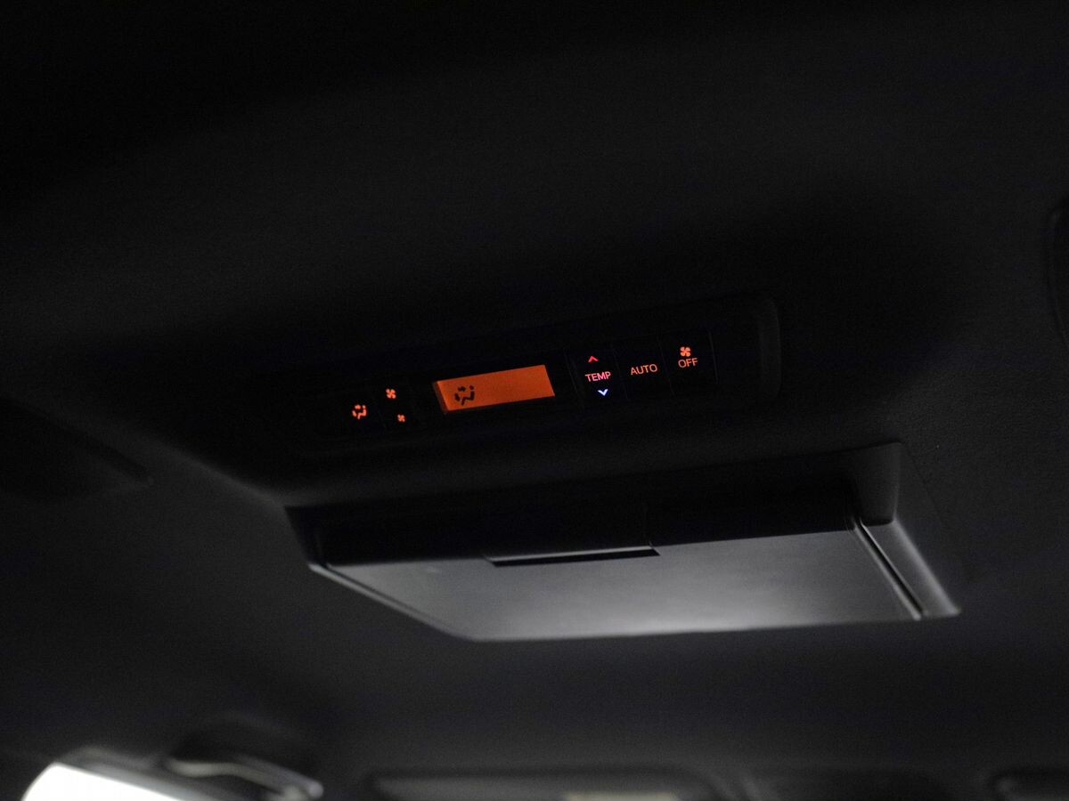 Toyota Voxy 2018 - фото автомобиля