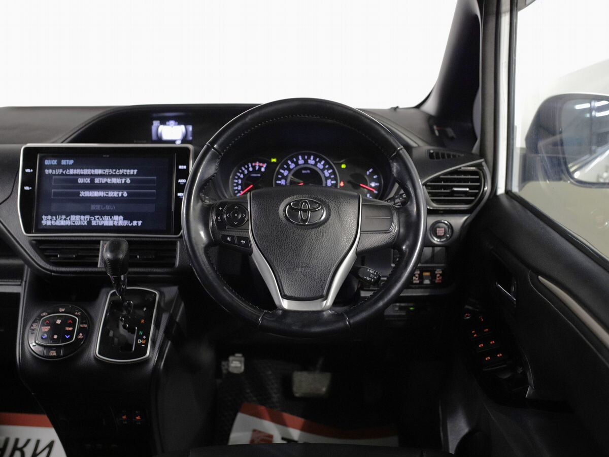 Toyota Voxy 2018 - фото автомобиля