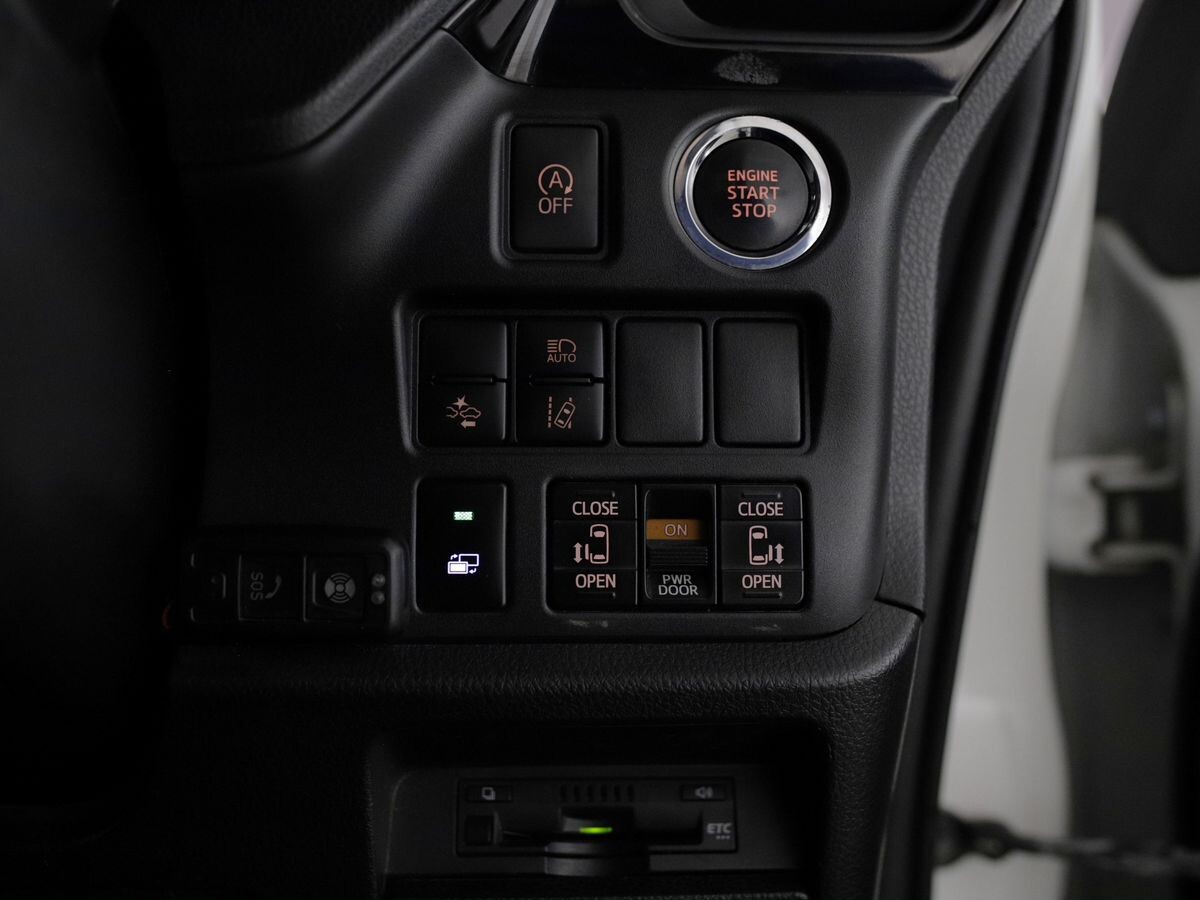 Toyota Voxy 2018 - фото автомобиля