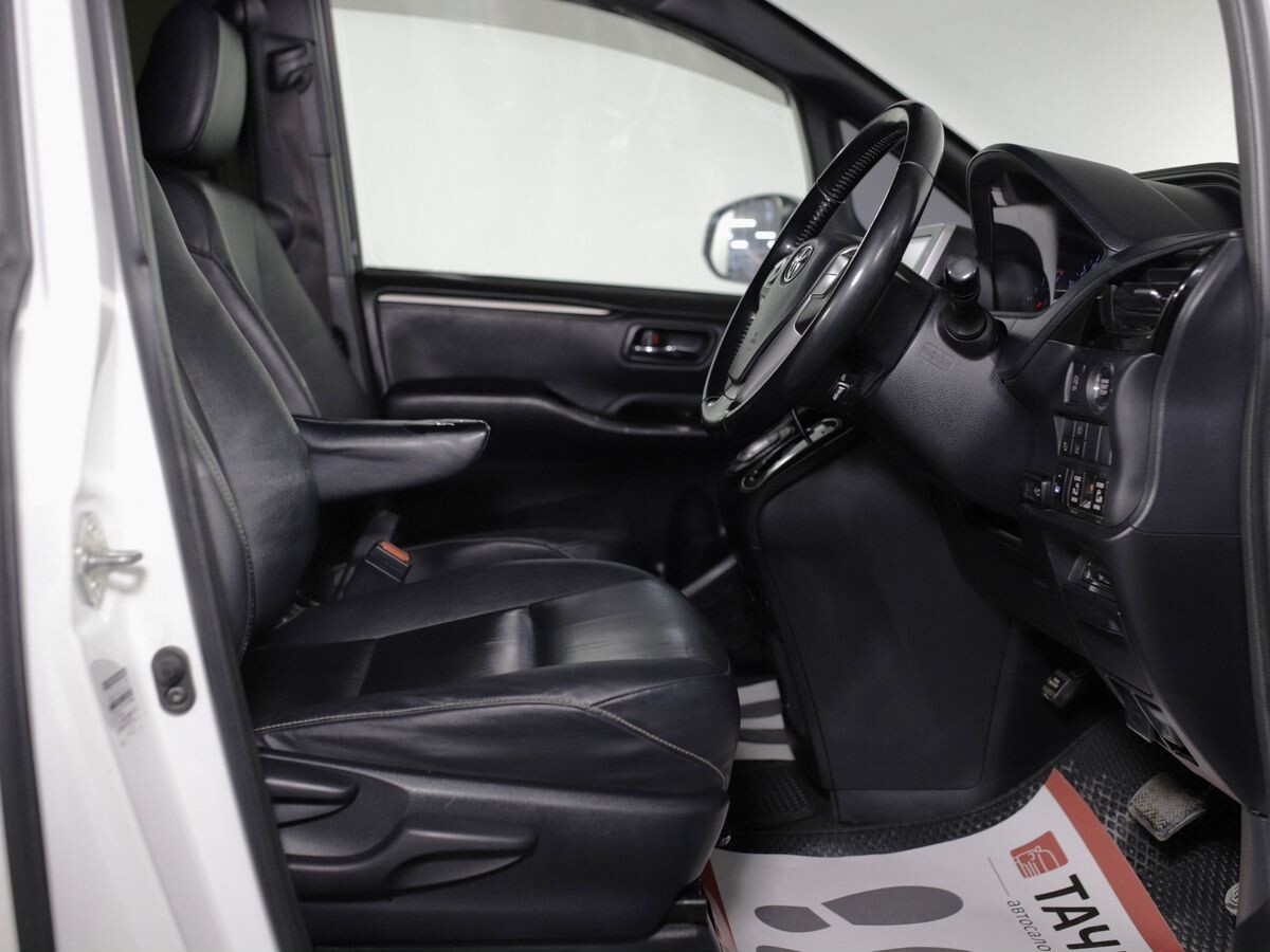 Toyota Voxy 2018 - фото автомобиля