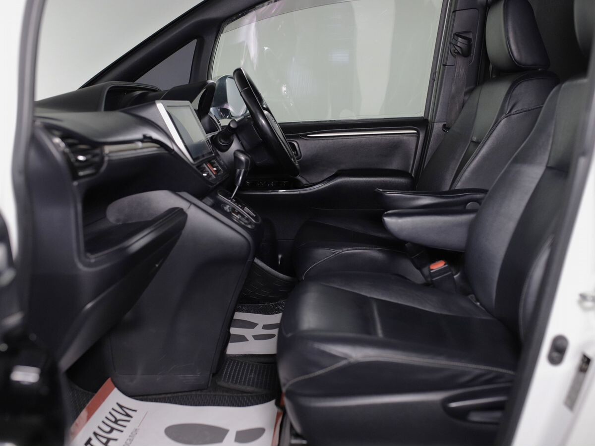 Toyota Voxy 2018 - фото автомобиля