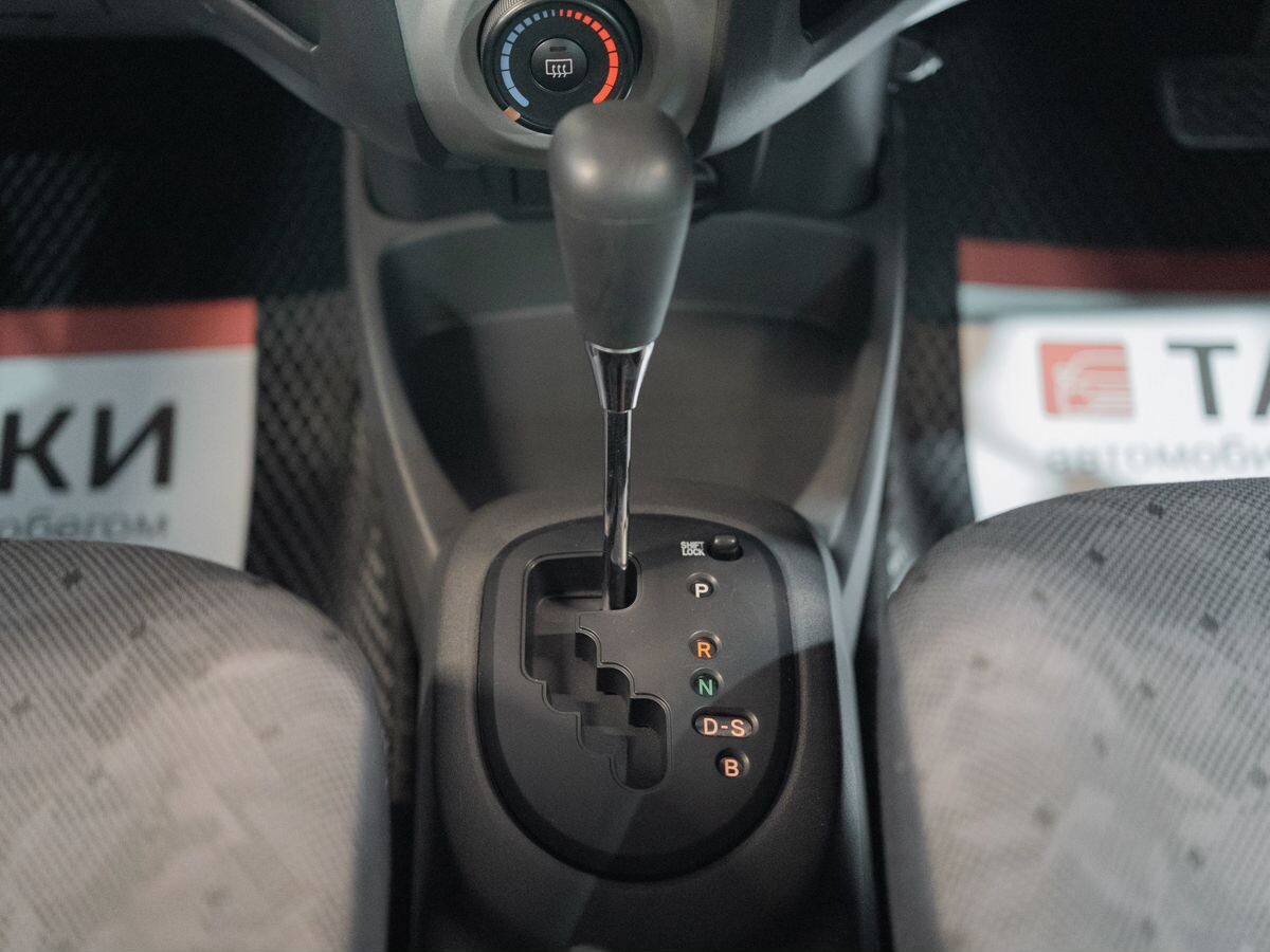 Toyota Vitz 2009 - фото автомобиля