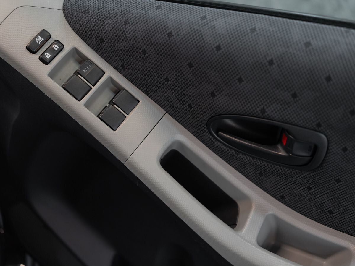 Toyota Vitz 2009 - фото автомобиля