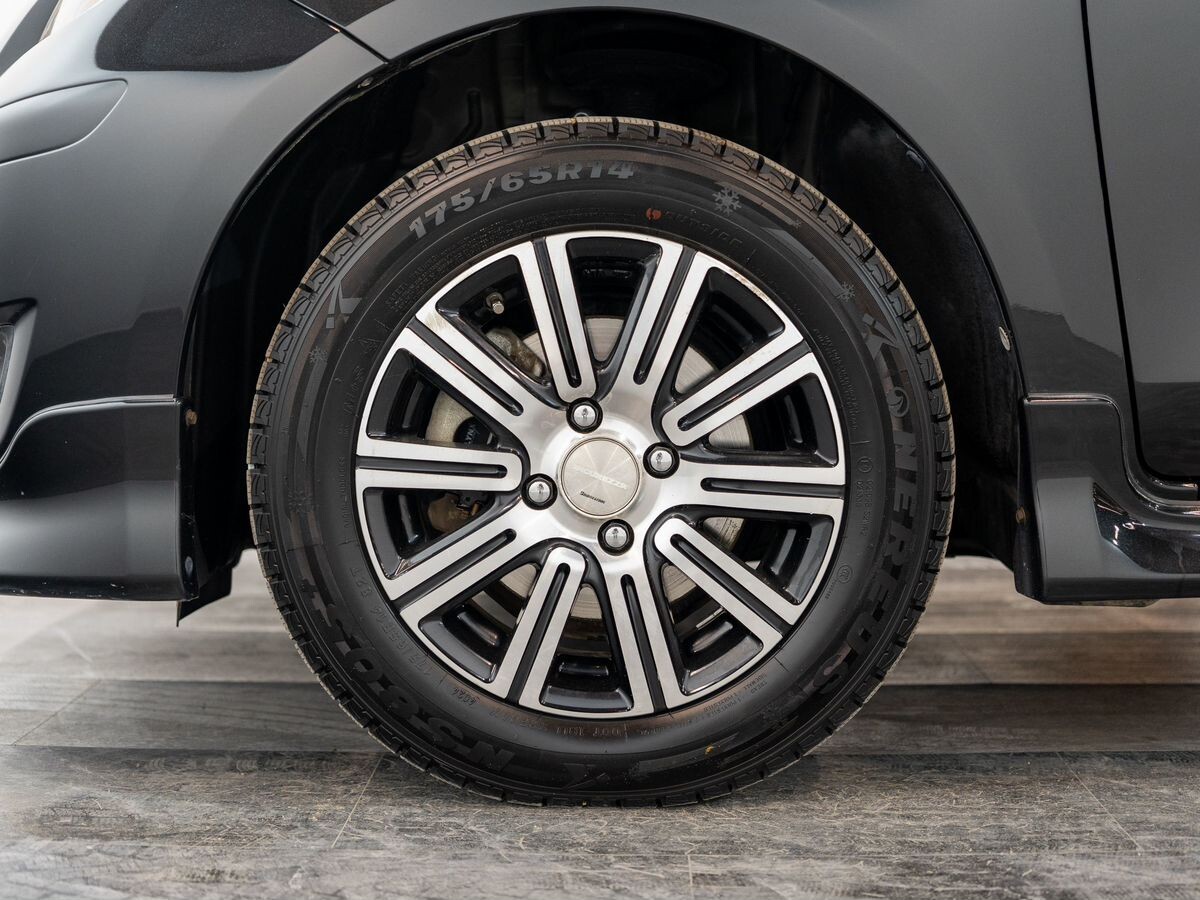 Toyota Vitz 2009 - фото автомобиля