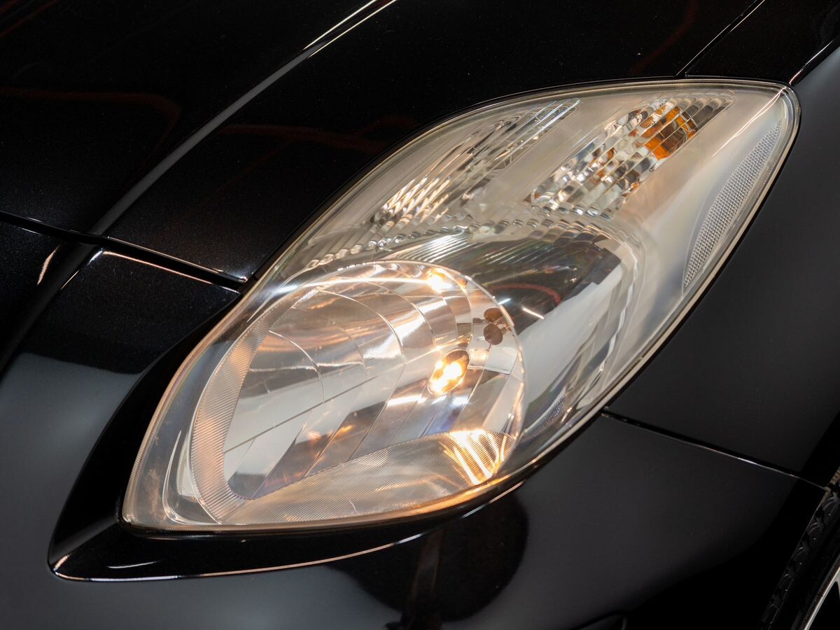 Toyota Vitz 2009 - фото автомобиля