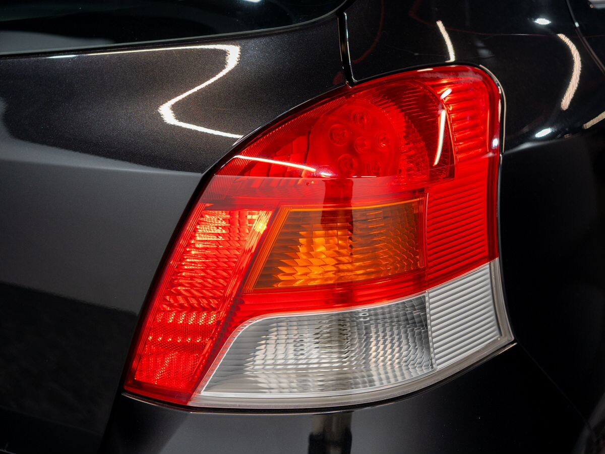 Toyota Vitz 2009 - фото автомобиля