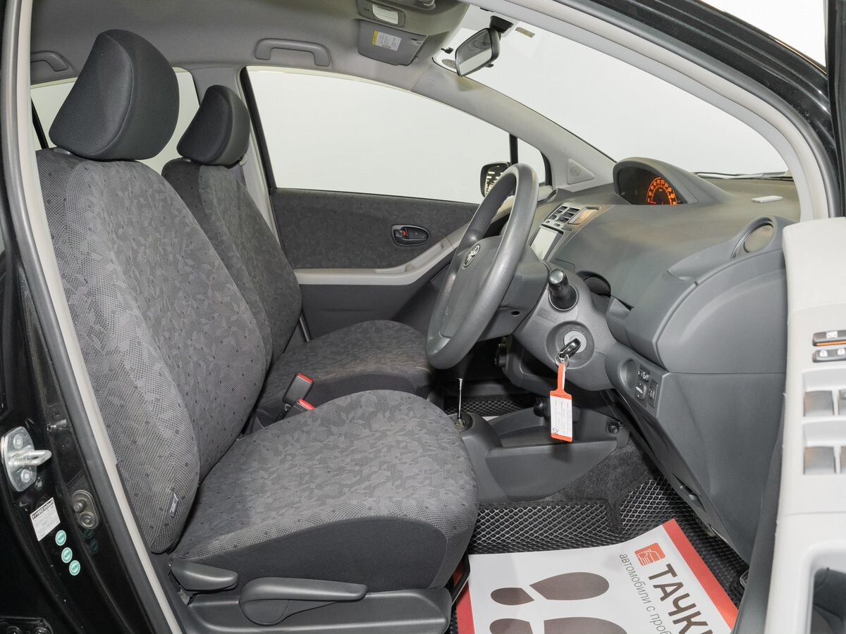 Toyota Vitz 2009 - фото автомобиля