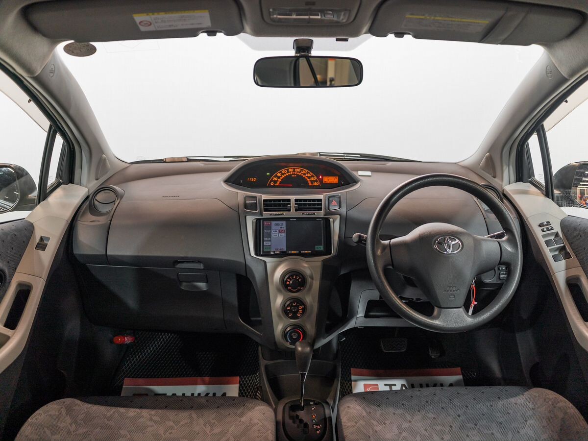 Toyota Vitz 2009 - фото автомобиля