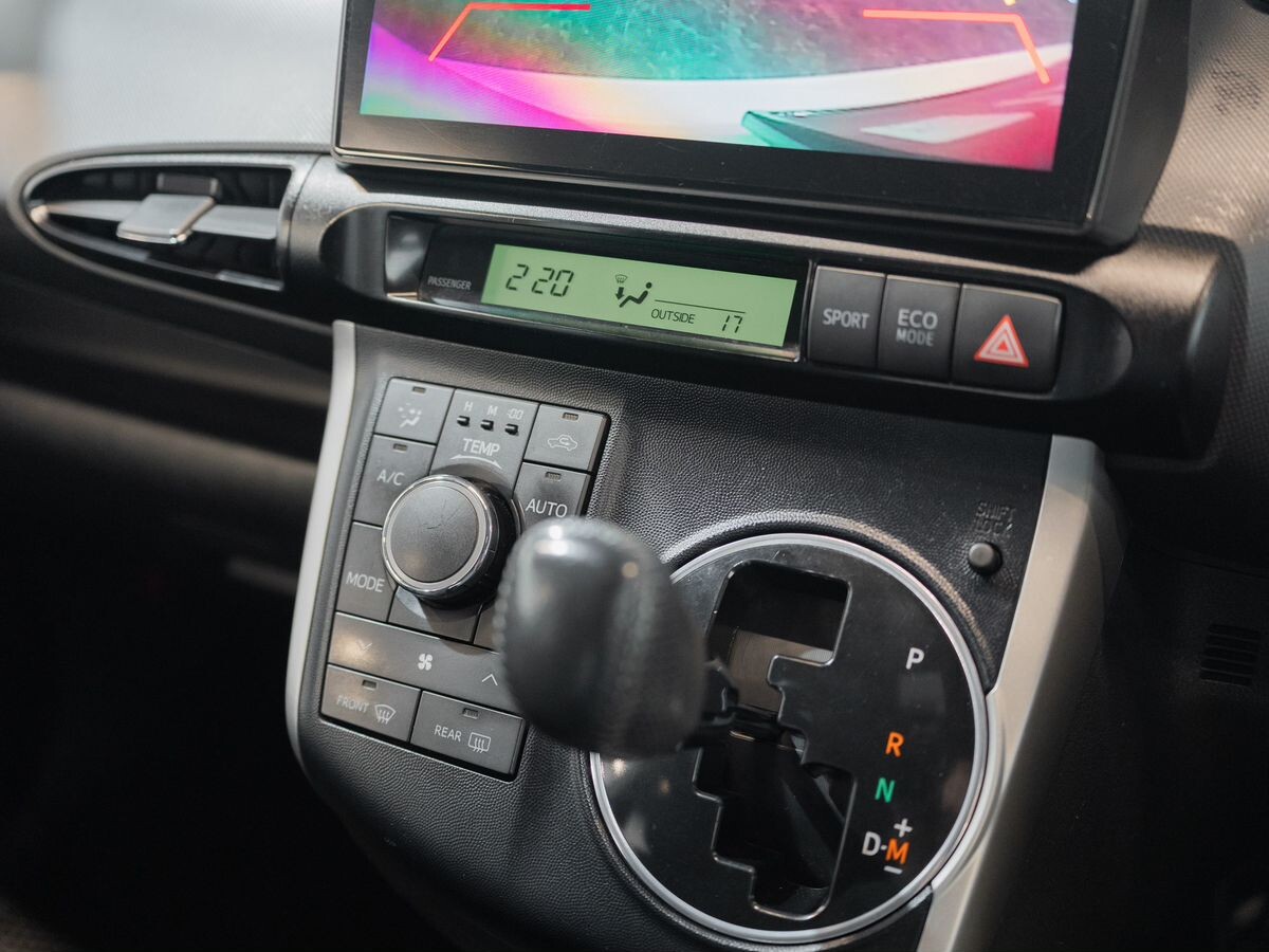 Toyota Wish 2009 - фото автомобиля