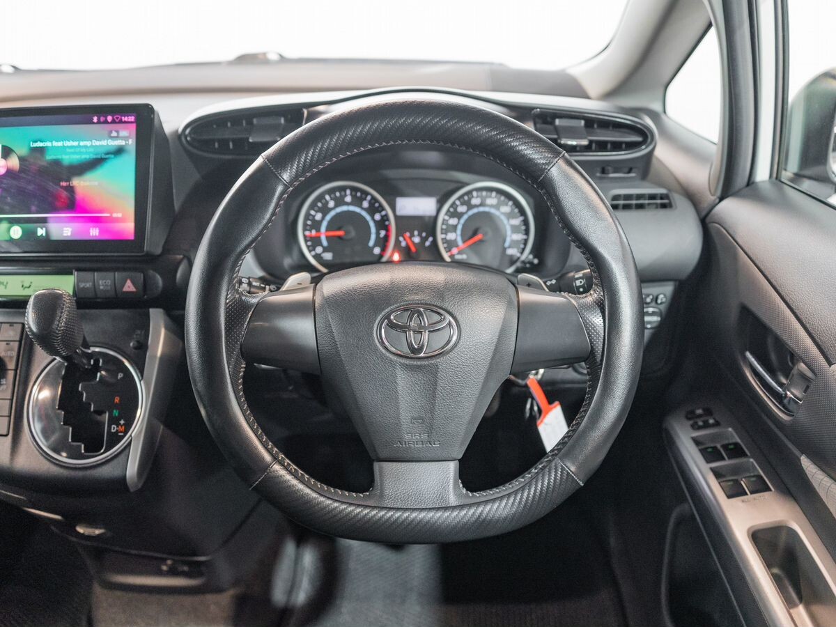 Toyota Wish 2009 - фото автомобиля