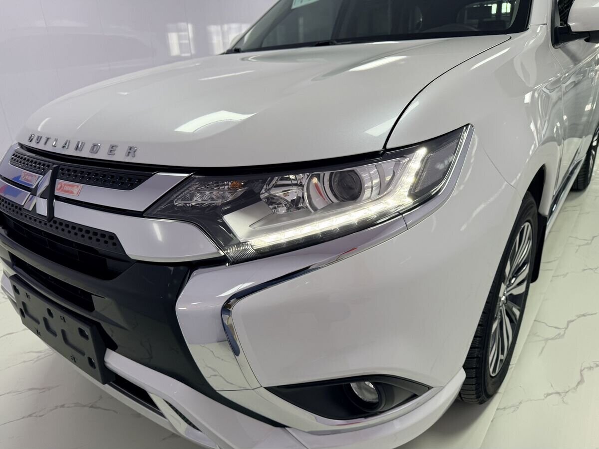 Mitsubishi Outlander 2021 - фото автомобиля