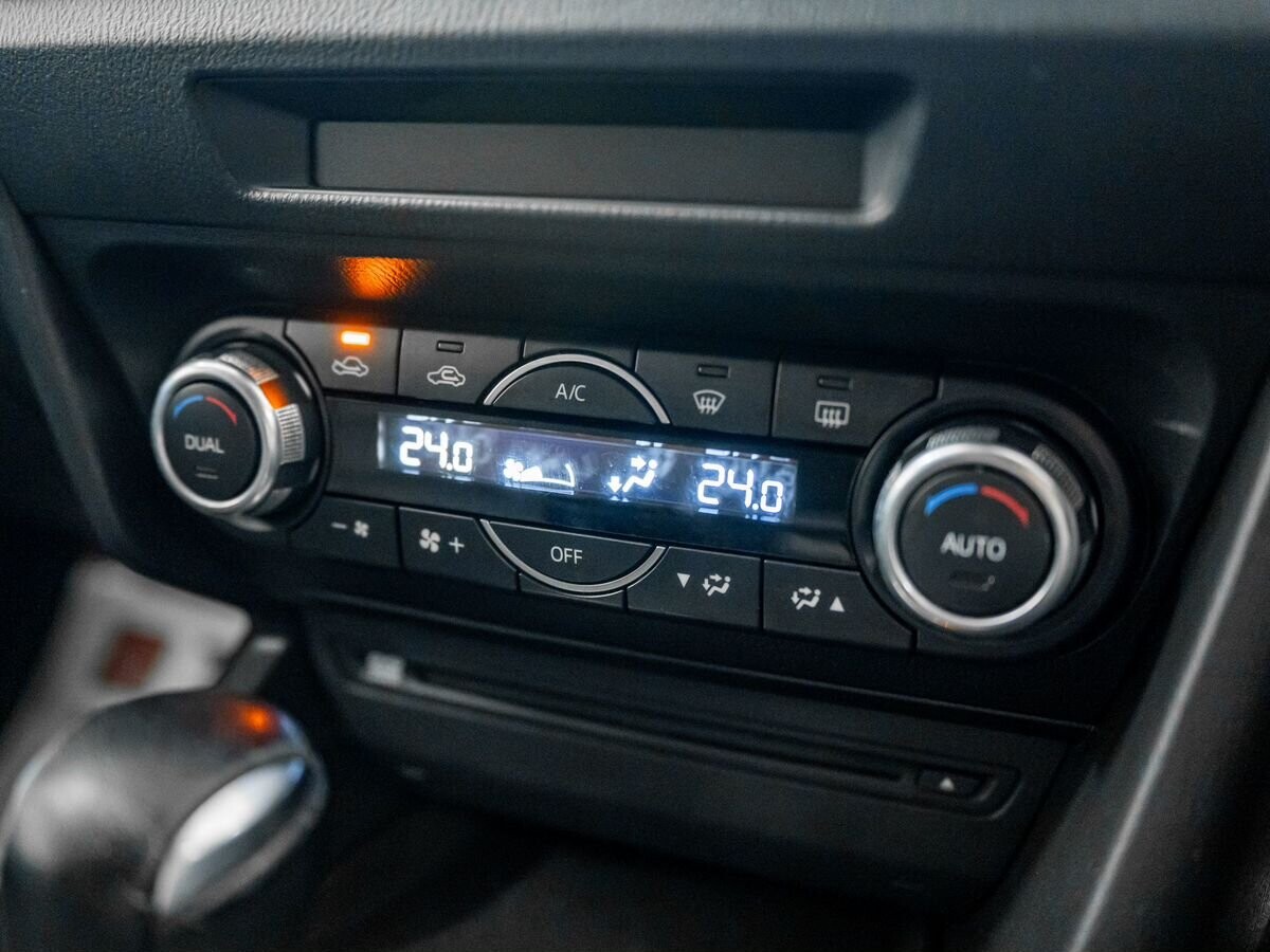 Mazda Axela 2018 - фото автомобиля