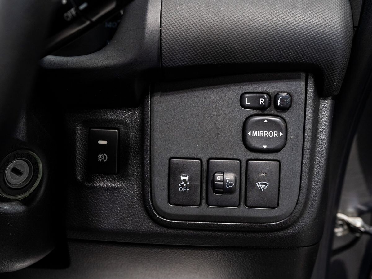 Toyota Wish 2012 - фото автомобиля