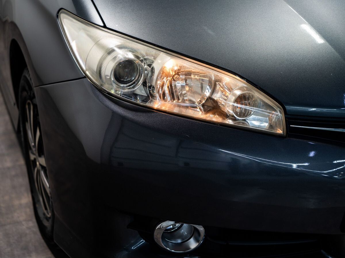 Toyota Wish 2012 - фото автомобиля