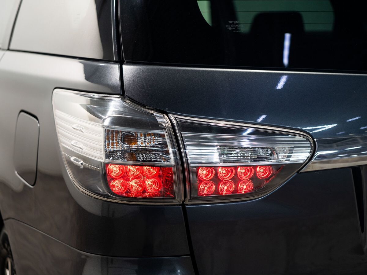 Toyota Wish 2012 - фото автомобиля