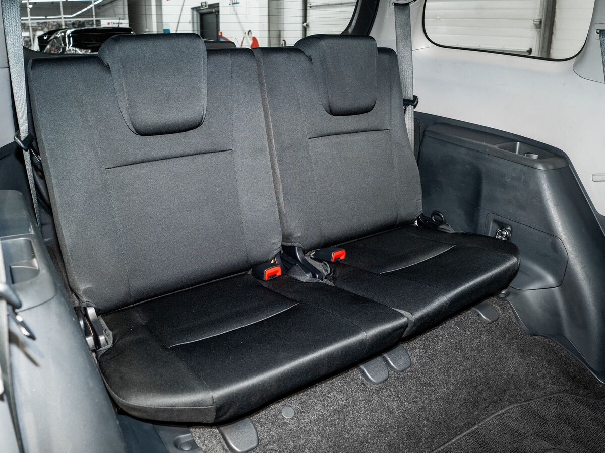 Toyota Wish 2012 - фото автомобиля