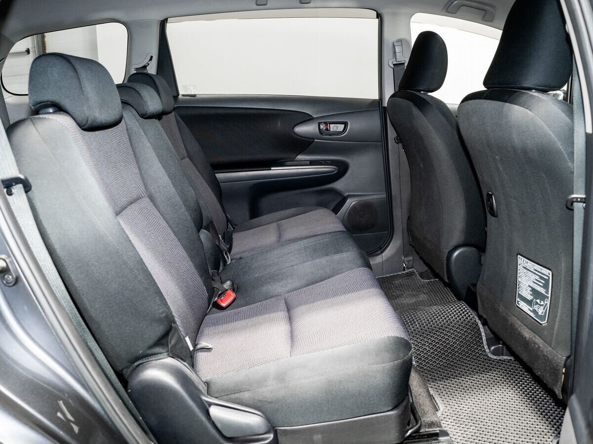 Toyota Wish 2012 - фото автомобиля