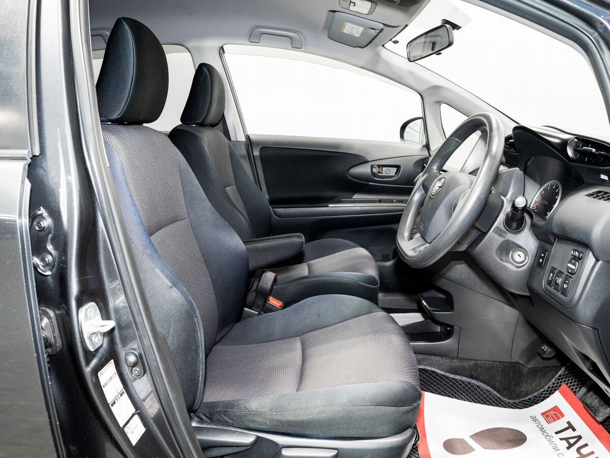 Toyota Wish 2012 - фото автомобиля