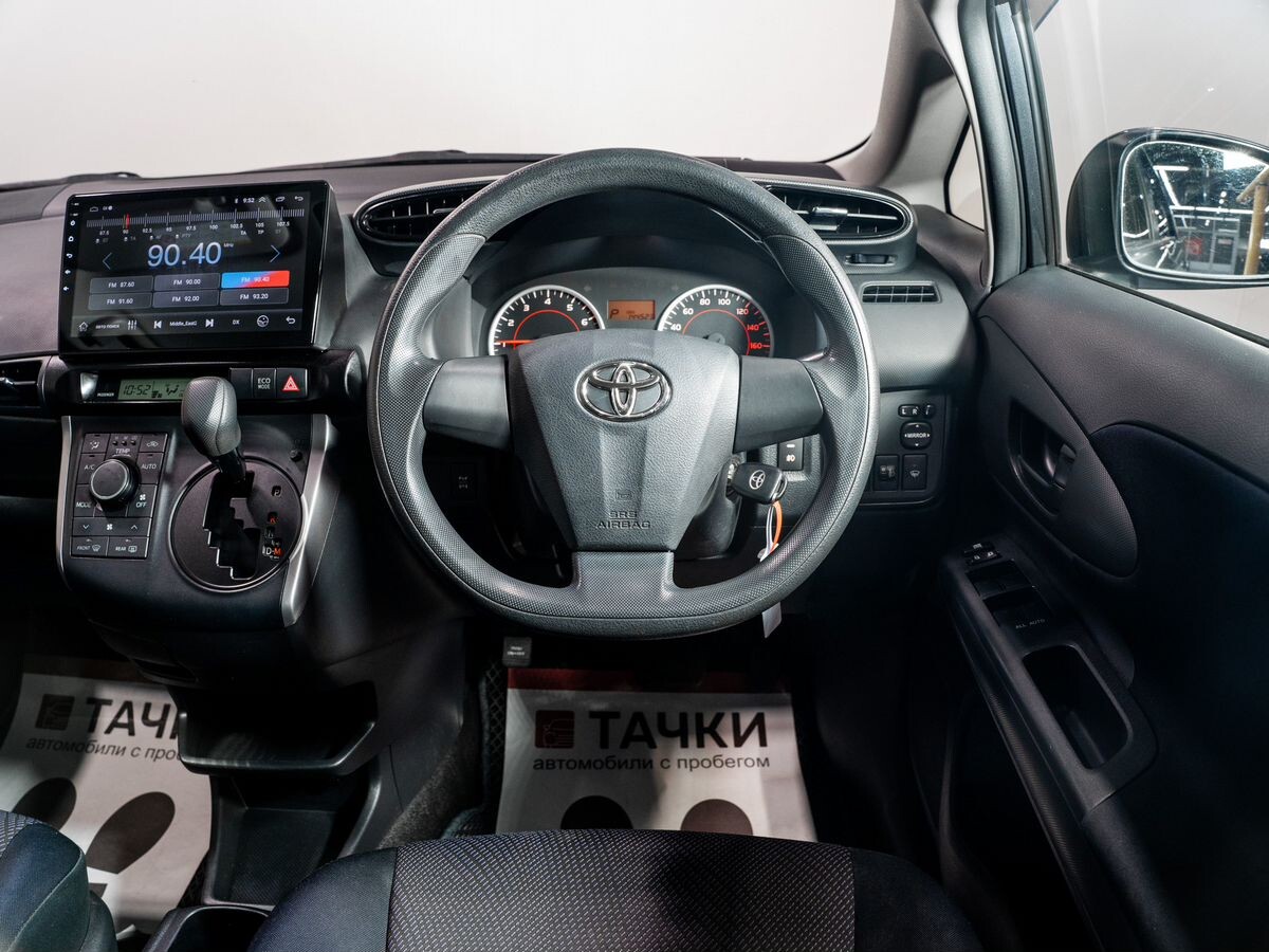 Toyota Wish 2012 - фото автомобиля