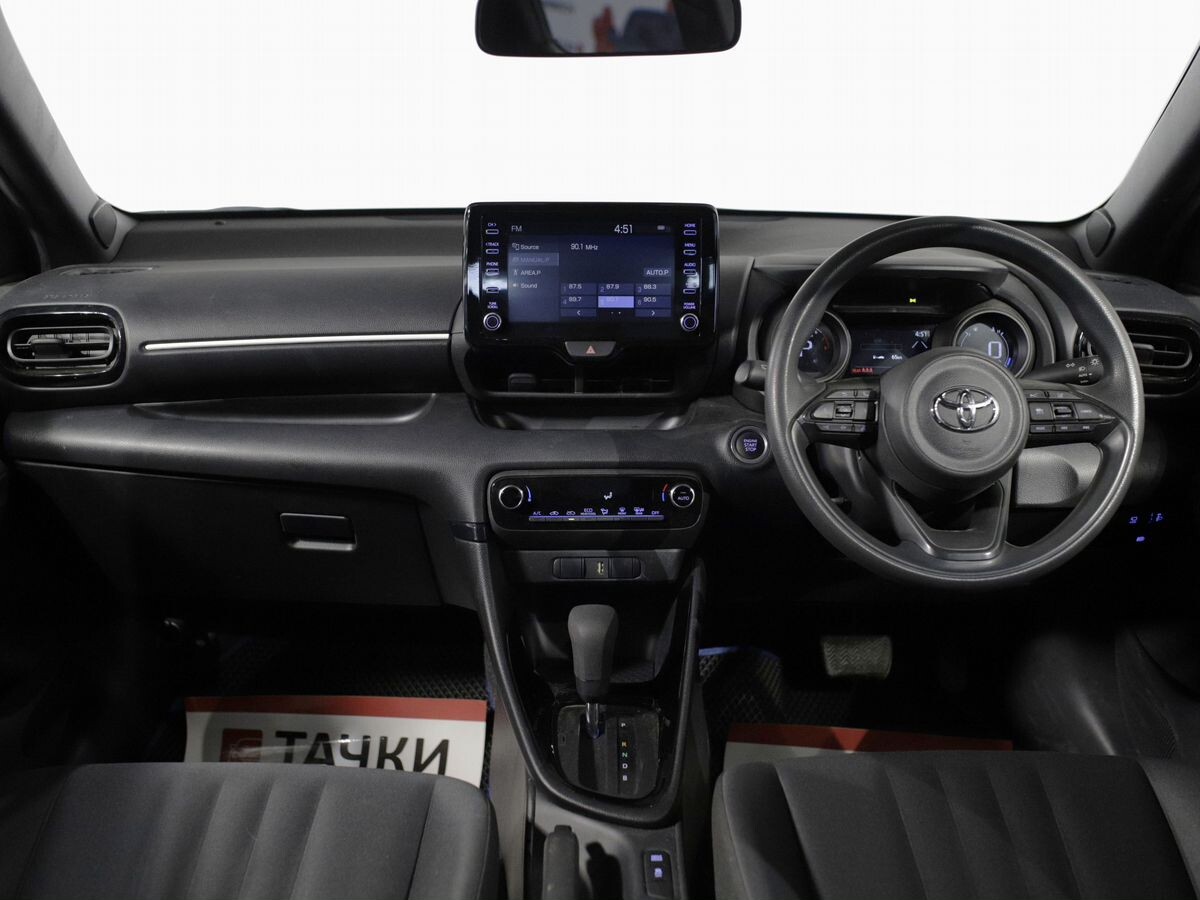 Toyota Yaris 2020 - фото автомобиля