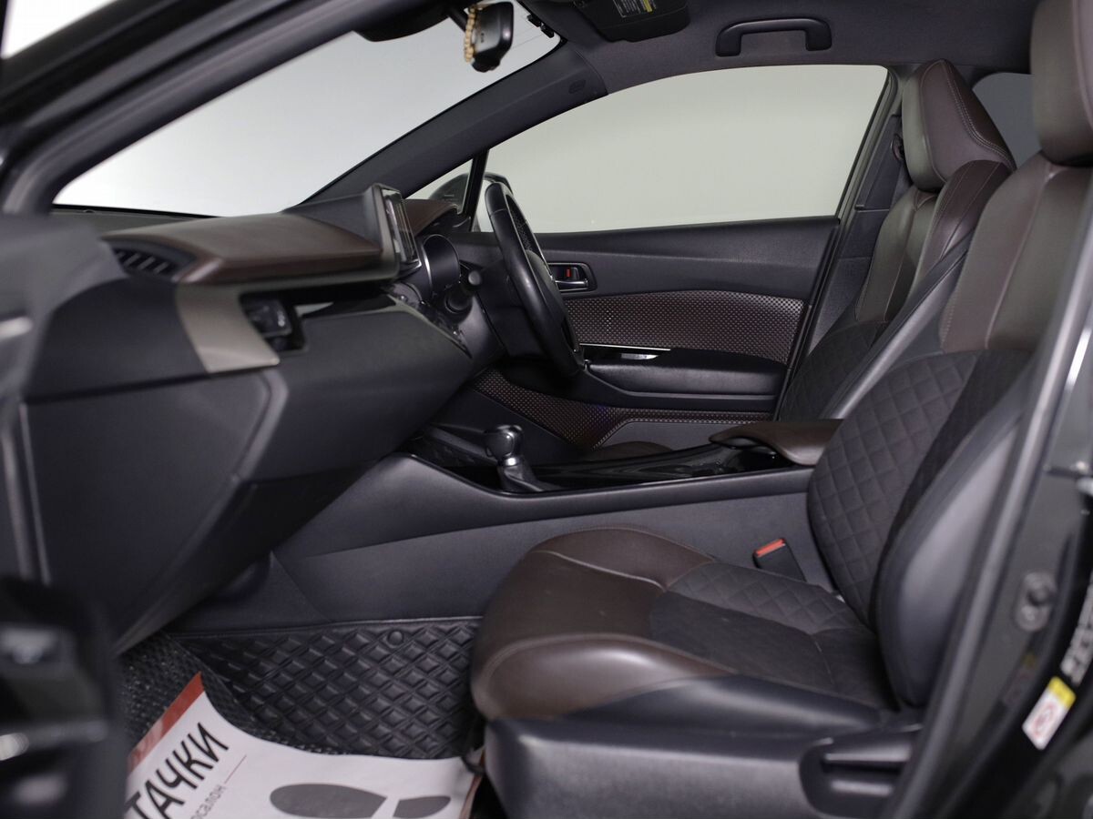 Toyota C-HR 2018 - фото автомобиля
