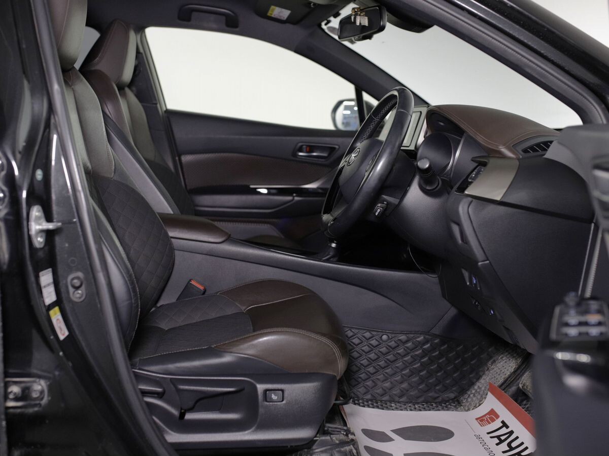 Toyota C-HR 2018 - фото автомобиля