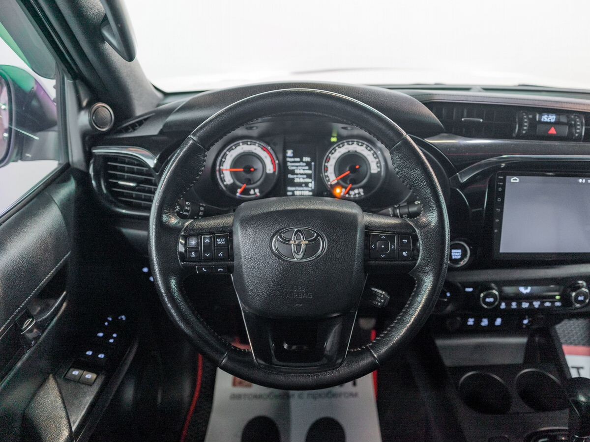 Toyota Hilux 2019 - фото автомобиля