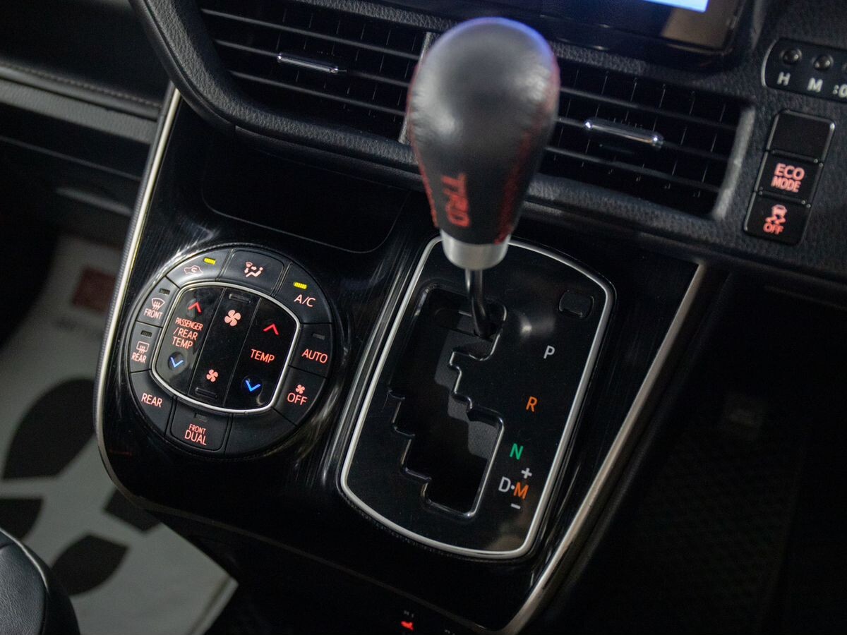 Toyota Esquire 2016 - фото автомобиля