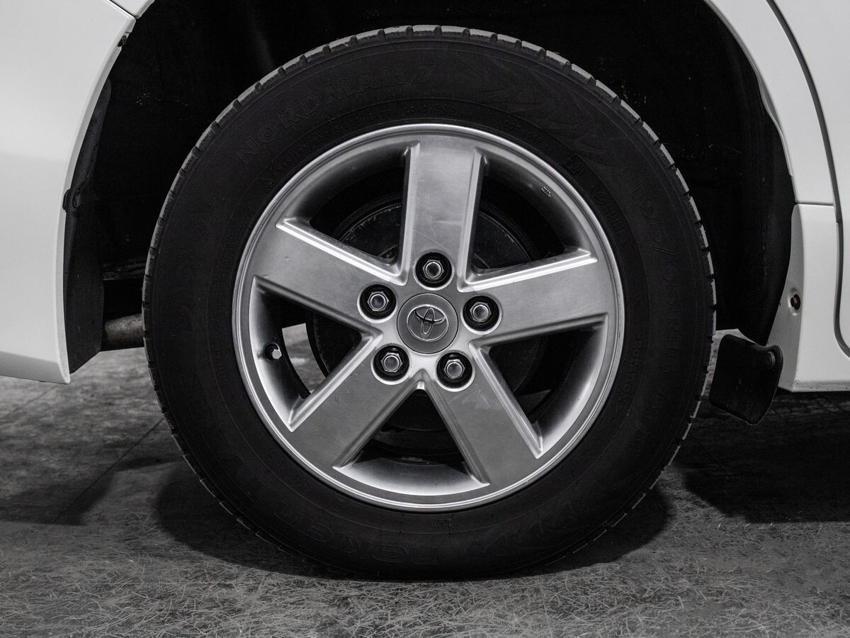 Toyota Esquire 2016 - фото автомобиля