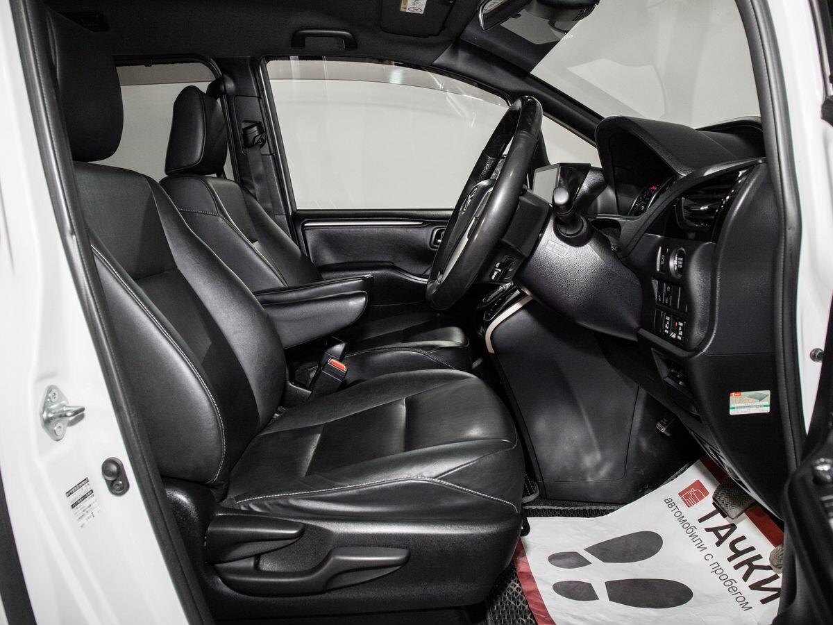 Toyota Esquire 2016 - фото автомобиля