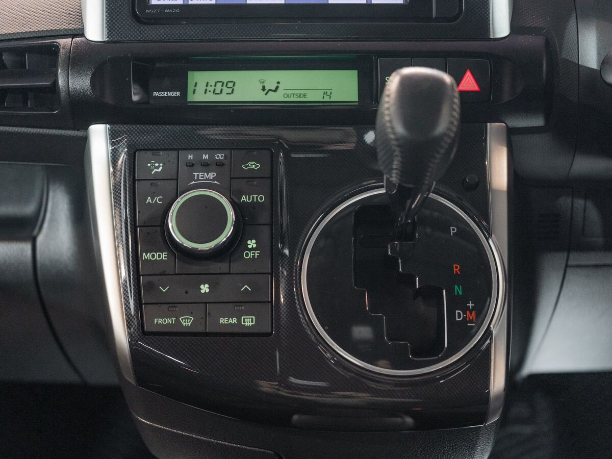 Toyota Wish 2013 - фото автомобиля