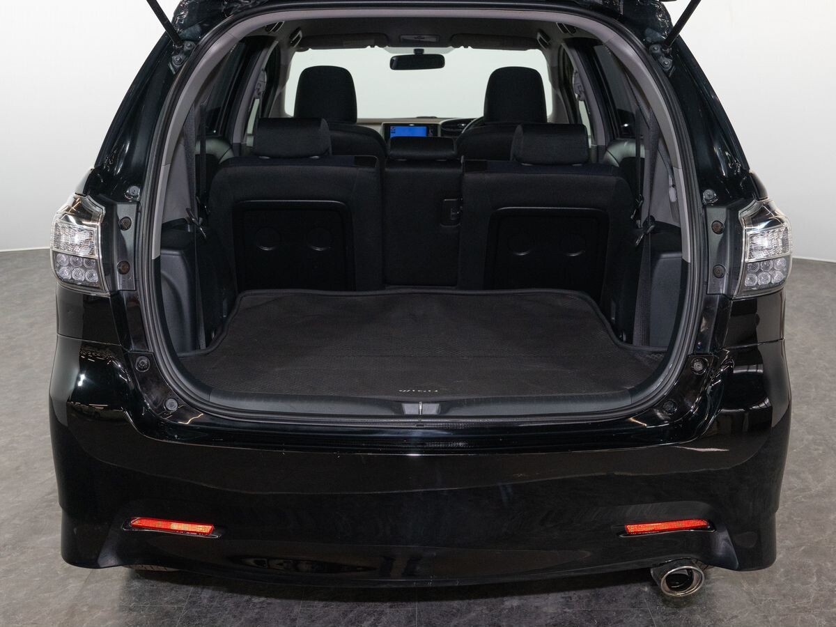 Toyota Wish 2013 - фото автомобиля
