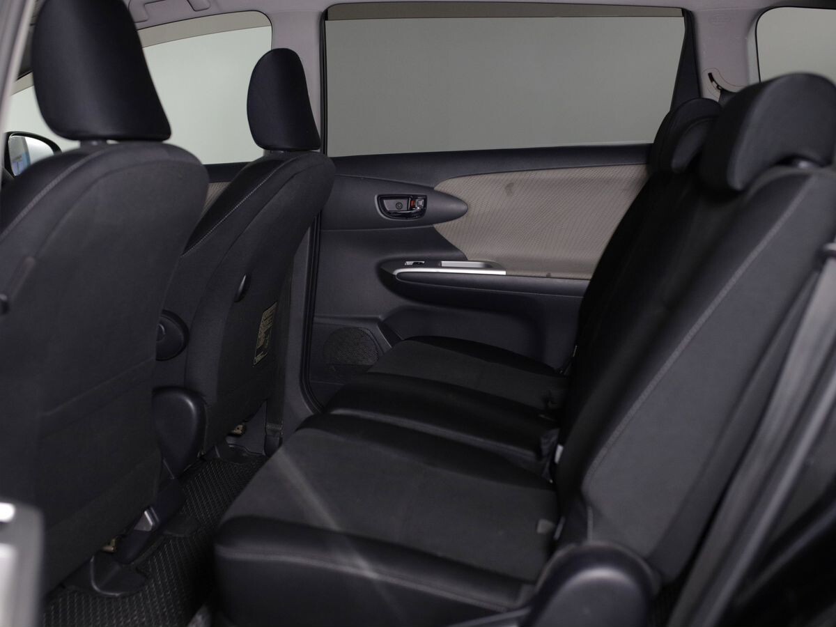 Toyota Wish 2011 - фото автомобиля