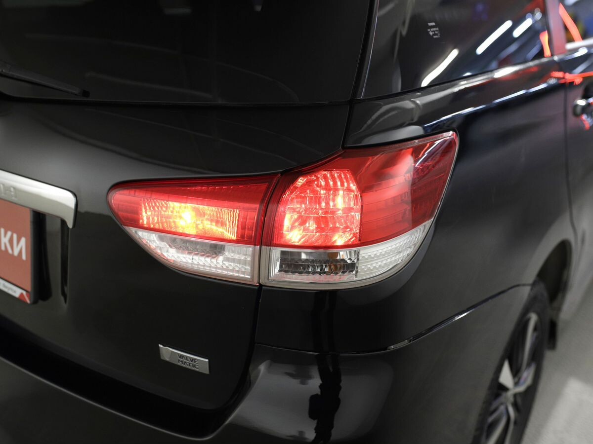 Toyota Wish 2011 - фото автомобиля