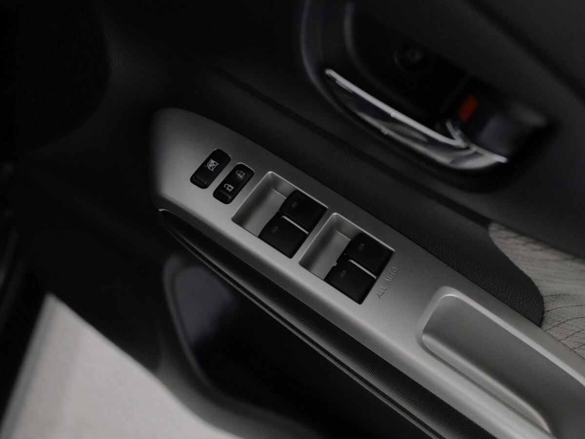 Toyota Wish 2011 - фото автомобиля