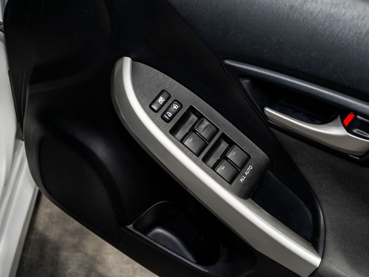 Toyota Prius 2015 - фото автомобиля